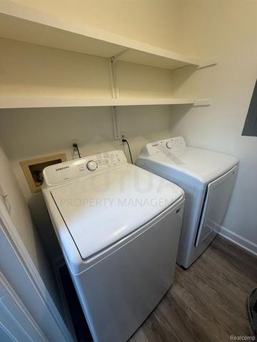 1560 Meadow Side Drive, Rochester Hills, MI 48307