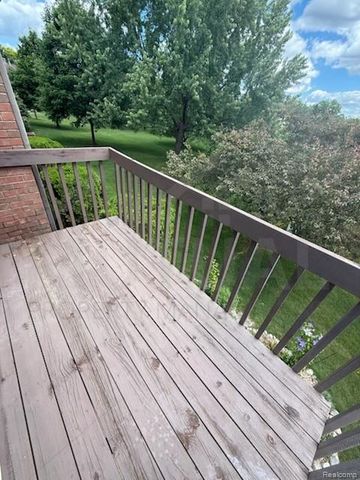 1560 Meadow Side Drive, Rochester Hills, MI 48307