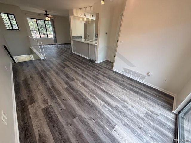 1560 Meadow Side Drive, Rochester Hills, MI 48307