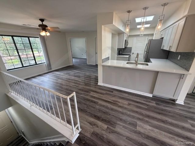 1560 Meadow Side Drive, Rochester Hills, MI 48307