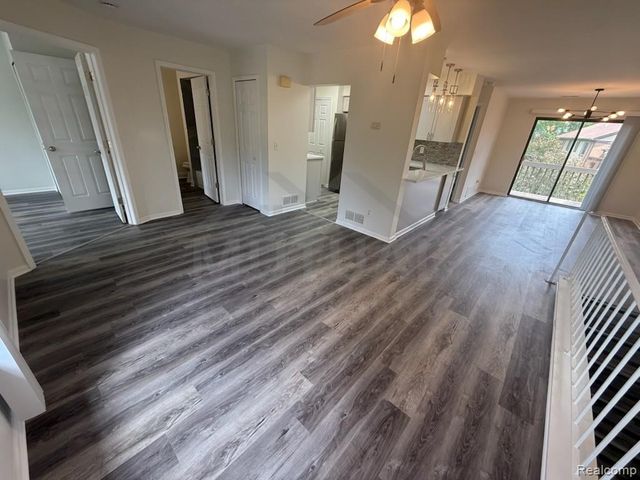 1560 Meadow Side Drive, Rochester Hills, MI 48307