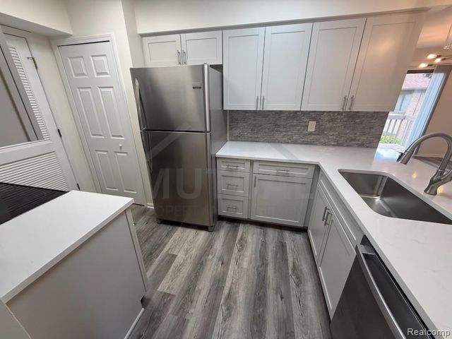 1560 Meadow Side Drive, Rochester Hills, MI 48307