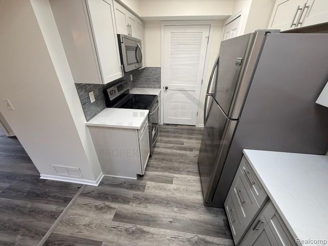 1560 Meadow Side Drive, Rochester Hills, MI 48307