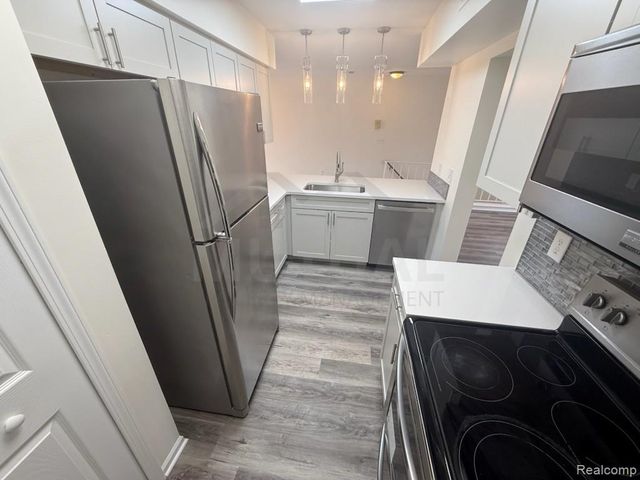 1560 Meadow Side Drive, Rochester Hills, MI 48307