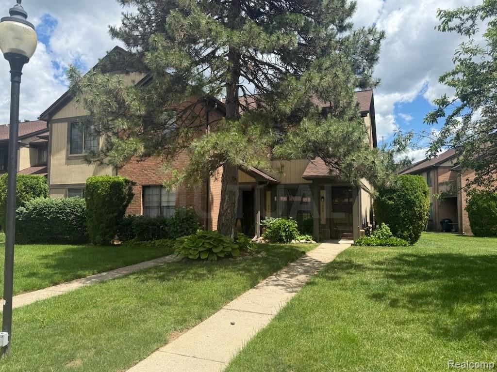 1560 Meadow Side Drive, Rochester Hills, MI 48307