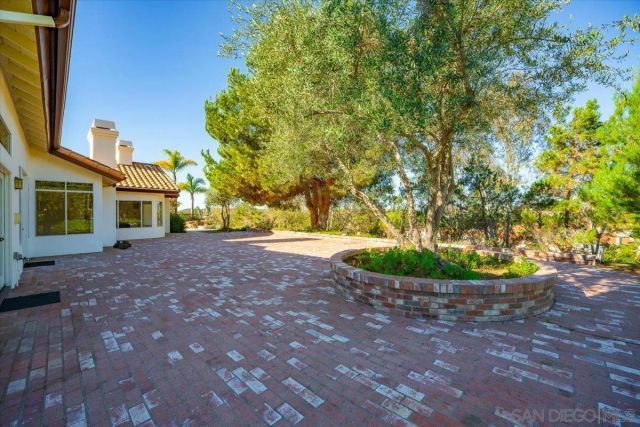 1561 Greenridge Drive, Vista, CA 92081