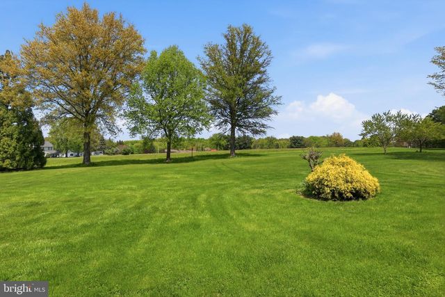 60 CATALINA DR, Mount Wolf, PA 17347