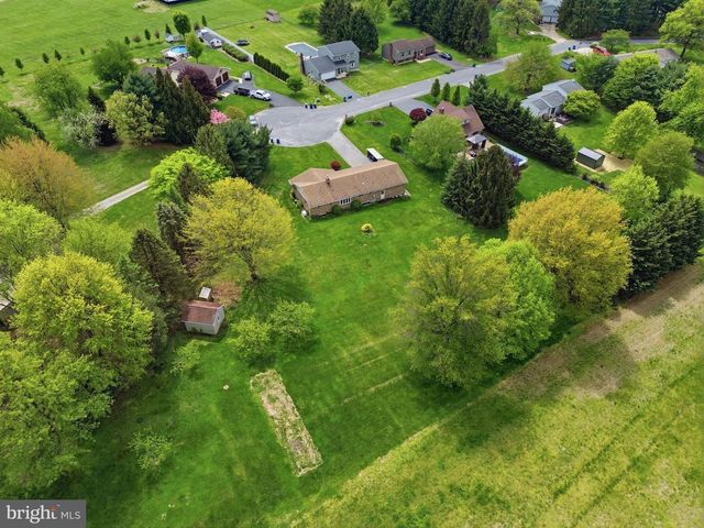 60 CATALINA DR, Mount Wolf, PA 17347