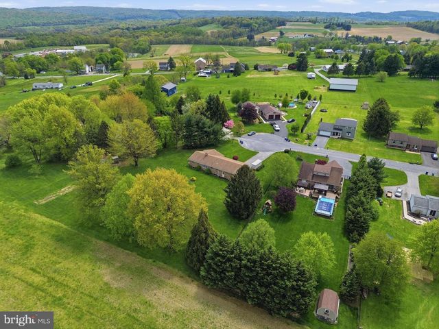60 CATALINA DR, Mount Wolf, PA 17347