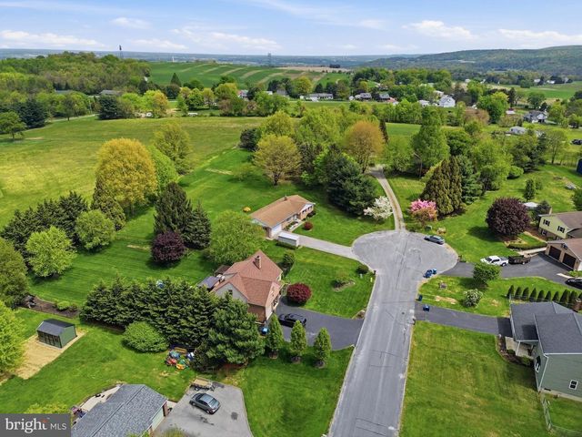 60 CATALINA DR, Mount Wolf, PA 17347