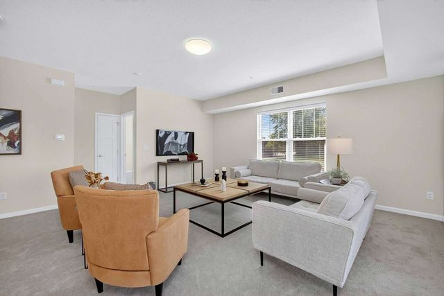 2592 MIDDLE Road 202, Bettendorf, IA 52722