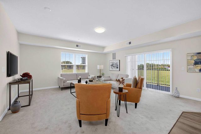 2592 MIDDLE Road 202, Bettendorf, IA 52722