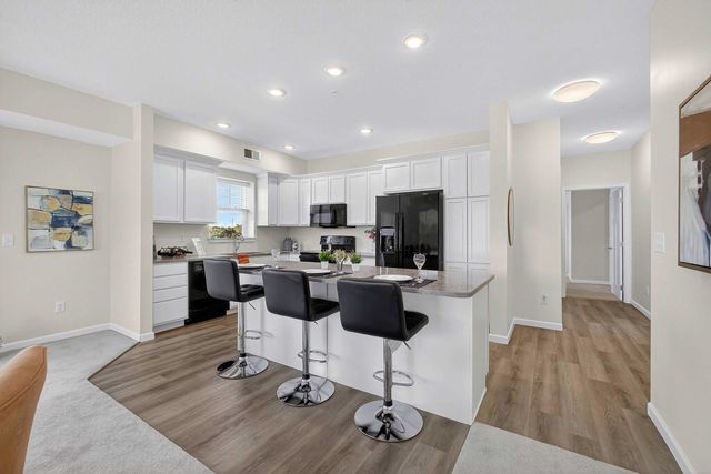 2592 MIDDLE Road 202, Bettendorf, IA 52722