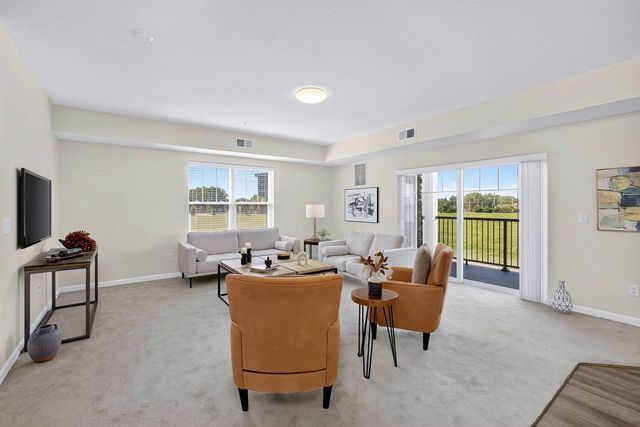 2592 MIDDLE Road 202, Bettendorf, IA 52722