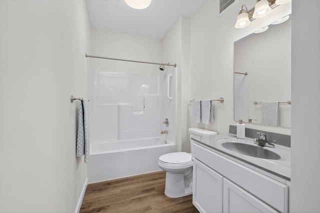 2592 MIDDLE Road 202, Bettendorf, IA 52722