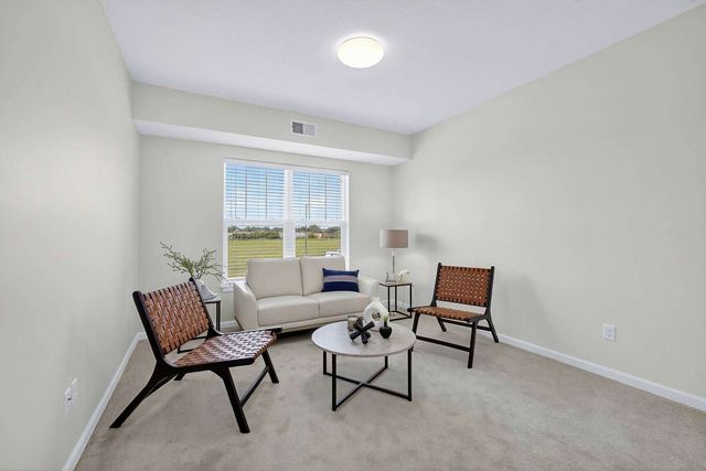 2592 MIDDLE Road 202, Bettendorf, IA 52722