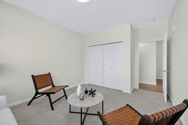 2592 MIDDLE Road 202, Bettendorf, IA 52722