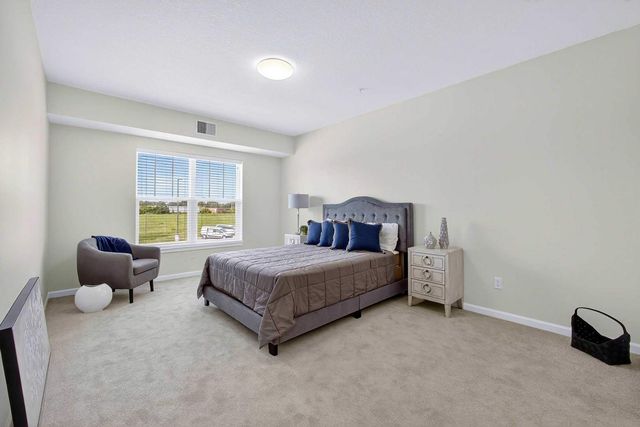 2592 MIDDLE Road 202, Bettendorf, IA 52722