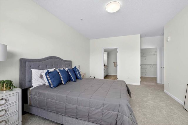 2592 MIDDLE Road 202, Bettendorf, IA 52722