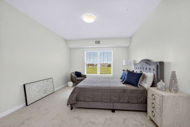 2592 MIDDLE Road 202, Bettendorf, IA 52722