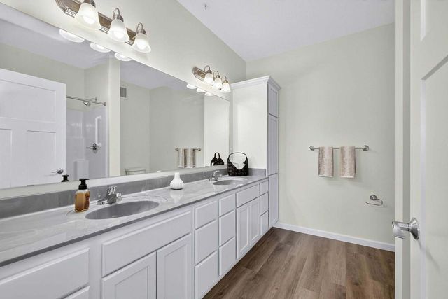 2592 MIDDLE Road 202, Bettendorf, IA 52722