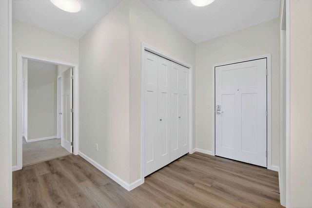 2592 MIDDLE Road 202, Bettendorf, IA 52722