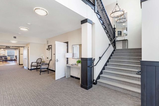 2592 MIDDLE Road 202, Bettendorf, IA 52722