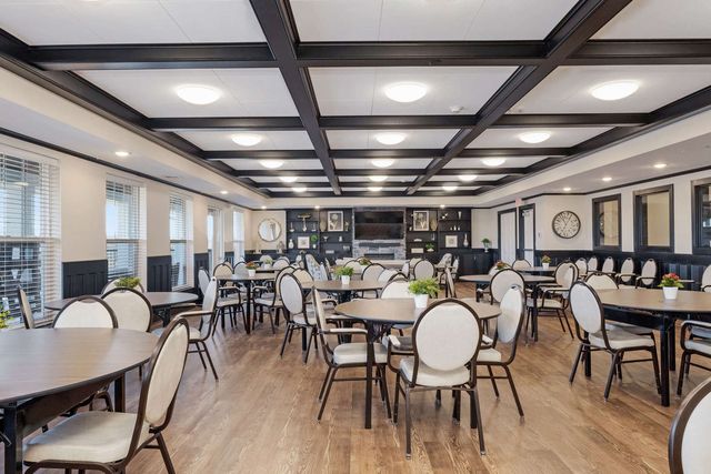 2592 MIDDLE Road 202, Bettendorf, IA 52722