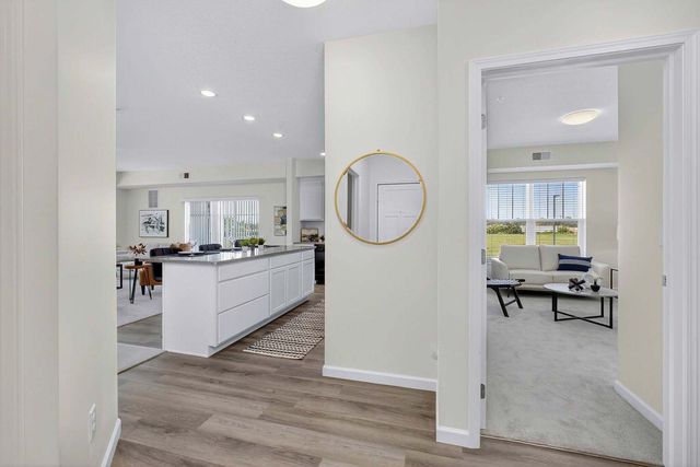 2592 MIDDLE Road 202, Bettendorf, IA 52722