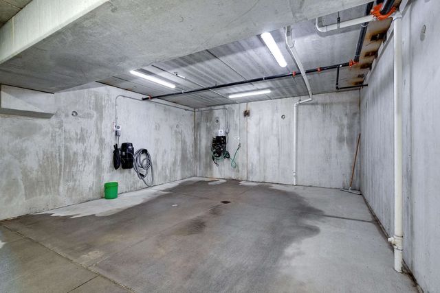 2592 MIDDLE Road 202, Bettendorf, IA 52722