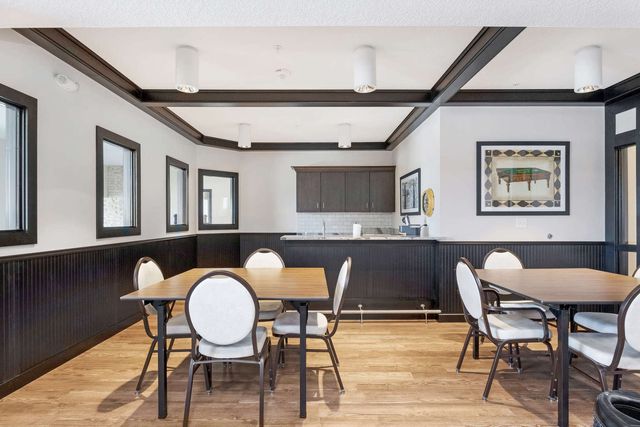 2592 MIDDLE Road 202, Bettendorf, IA 52722