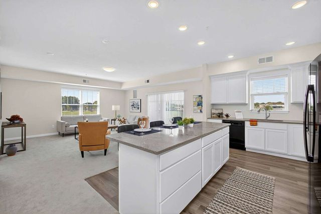 2592 MIDDLE Road 202, Bettendorf, IA 52722