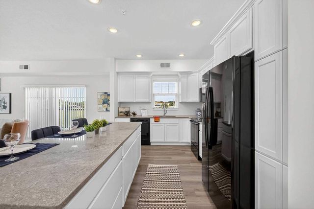 2592 MIDDLE Road 202, Bettendorf, IA 52722