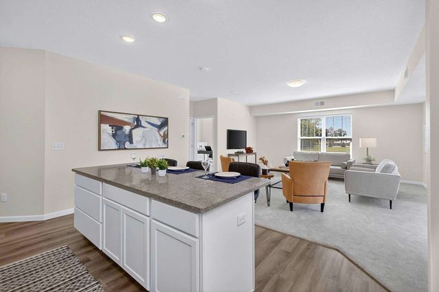 2592 MIDDLE Road 202, Bettendorf, IA 52722