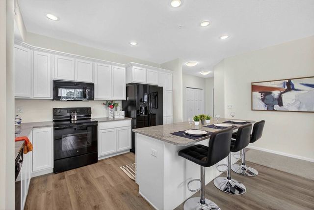 2592 MIDDLE Road 202, Bettendorf, IA 52722