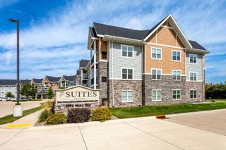 2592 MIDDLE Road 202, Bettendorf, IA 52722