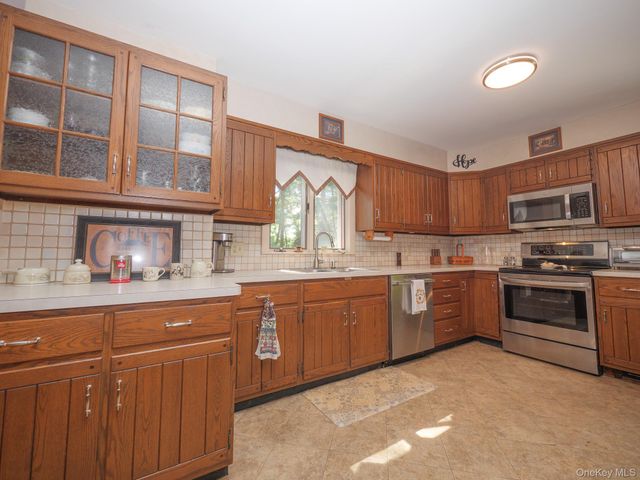 11 Kessler Drive, Hyde Park, NY 12538