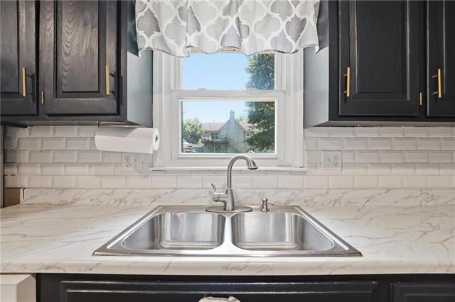 1113 SE 2nd Terrace, Lee's Summit, MO 64063