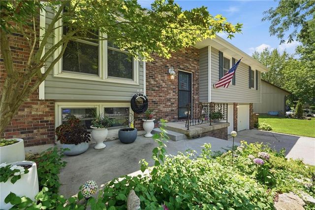1113 SE 2nd Terrace, Lee's Summit, MO 64063