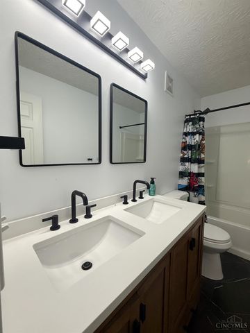 1284 Clarawill Drive, Goshen Twp, OH 45140
