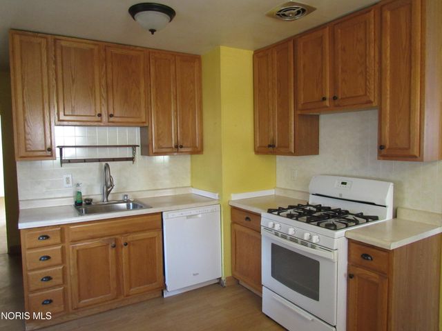 121 Derbyshire Road, Toledo, OH 43615