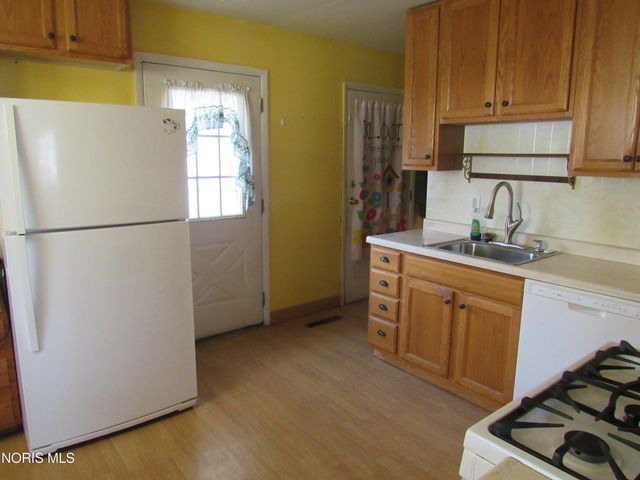 121 Derbyshire Road, Toledo, OH 43615