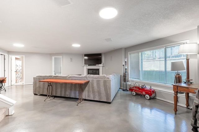 3206 N Forest Lakes St, Wichita, KS 67205