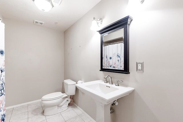 3206 N Forest Lakes St, Wichita, KS 67205