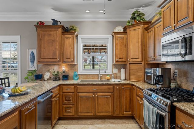 903 E 10th Street, Grove, OK 74344