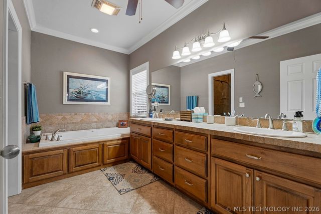 903 E 10th Street, Grove, OK 74344