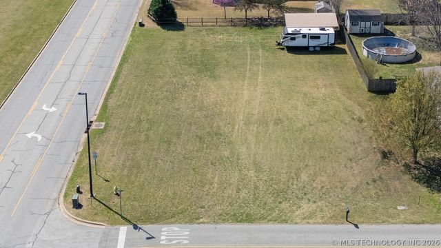 903 E 10th Street, Grove, OK 74344