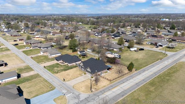 903 E 10th Street, Grove, OK 74344