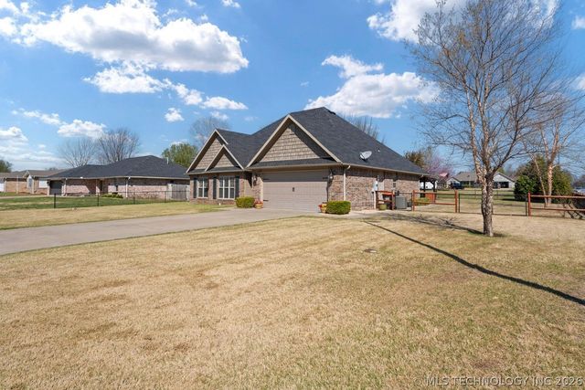 903 E 10th Street, Grove, OK 74344