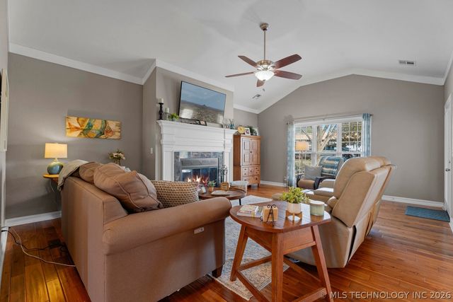 903 E 10th Street, Grove, OK 74344
